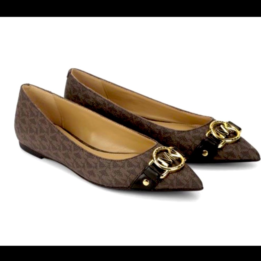 BRAND NEW MICHAEL MICHAEL KORS
Pointed toe Logo and Leather Flat ❤️❤️❤️